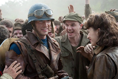 Chris Evans, Hayley Atwell & a crowd of soldiers in Captain America