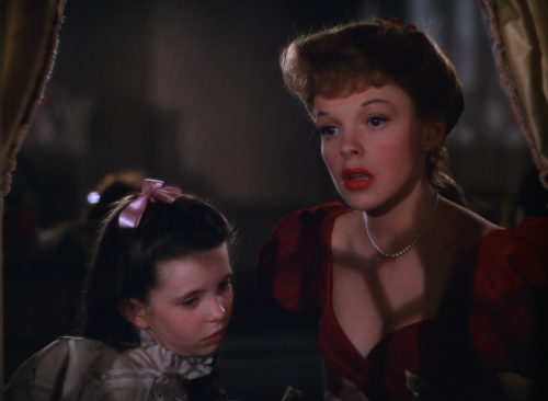 Margaret O'Brien and Judy Garland in Meet Me in St. Louis